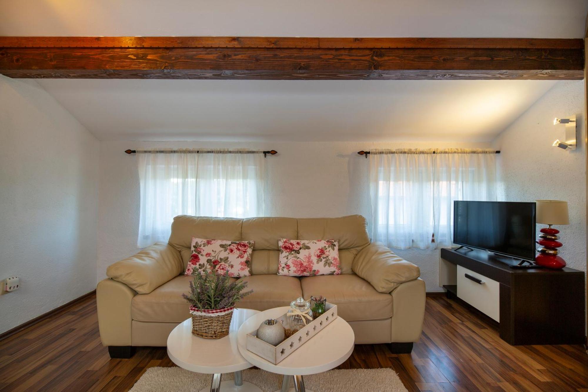 Apartman Viki Stinjan พูลา ภายนอก รูปภาพ