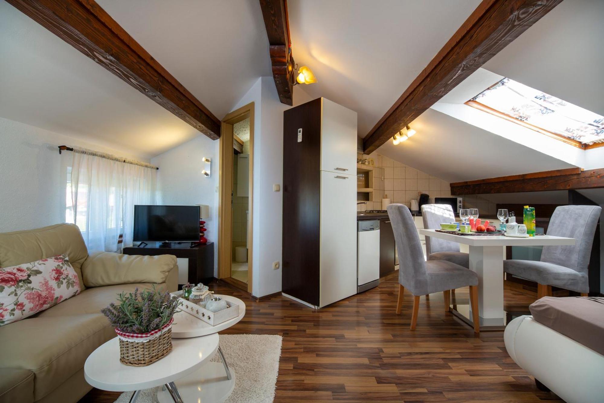 Apartman Viki Stinjan พูลา ภายนอก รูปภาพ