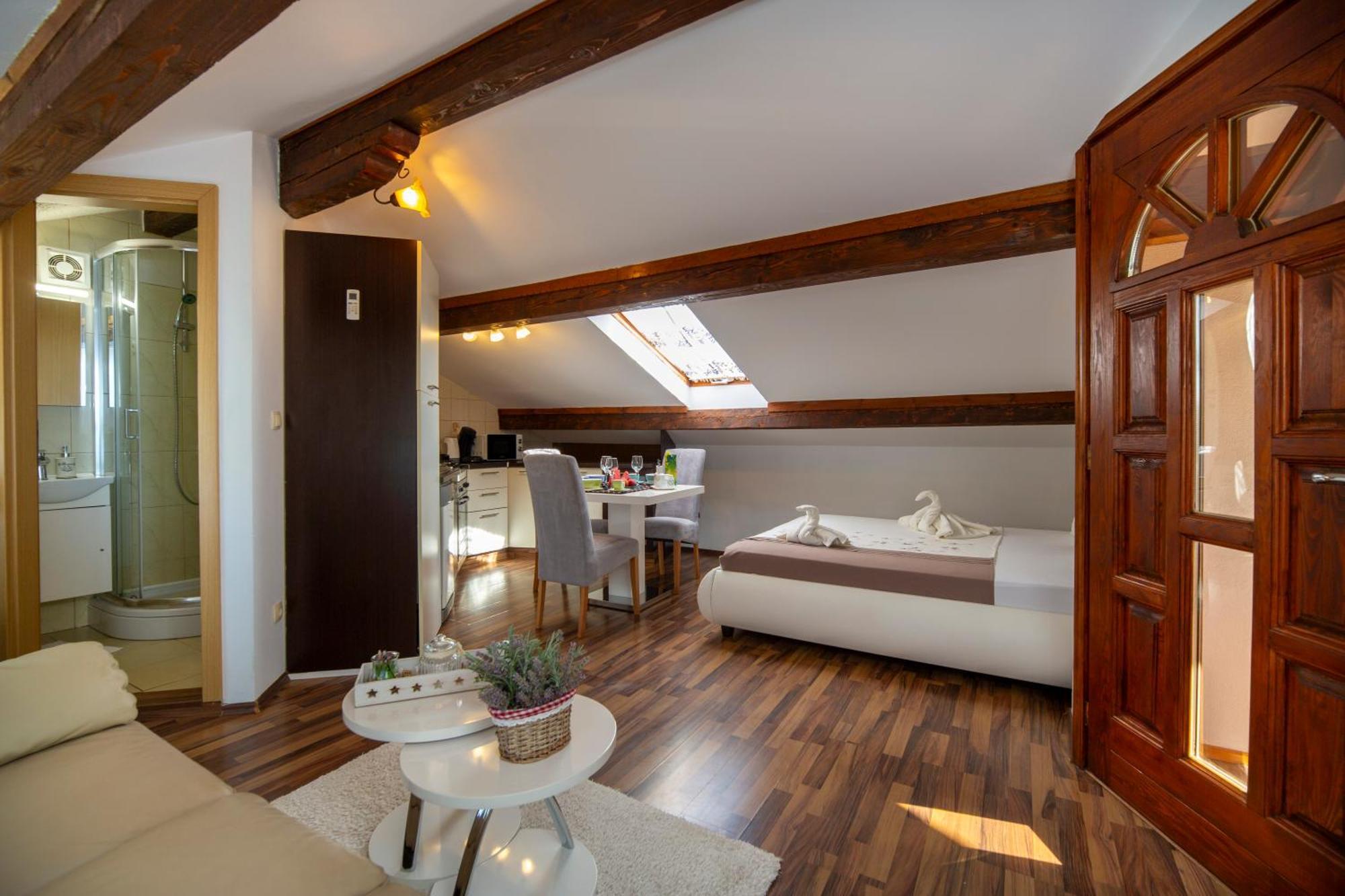 Apartman Viki Stinjan พูลา ภายนอก รูปภาพ
