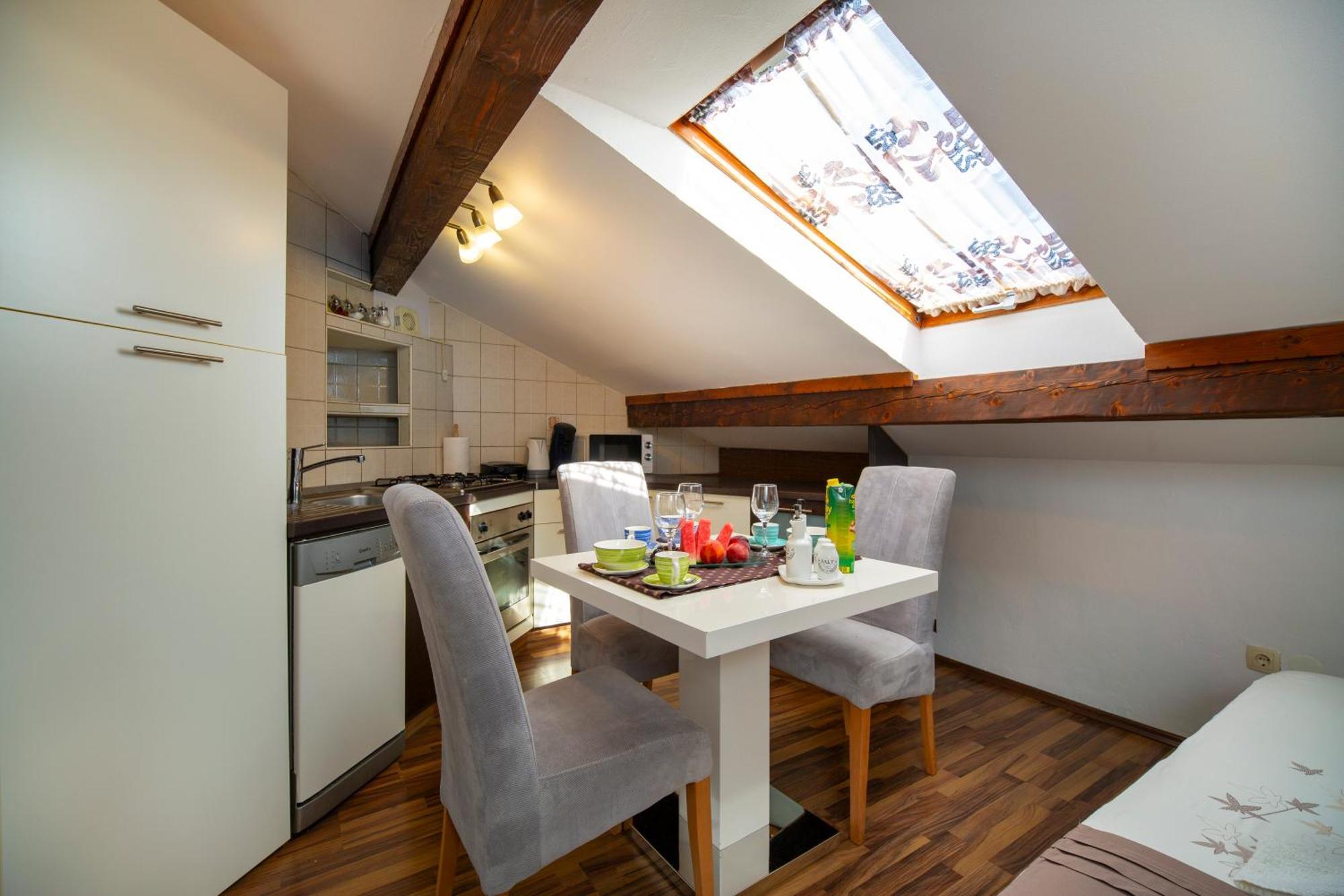 Apartman Viki Stinjan พูลา ภายนอก รูปภาพ