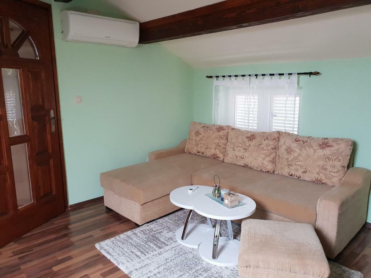 Apartman Viki Stinjan พูลา ภายนอก รูปภาพ
