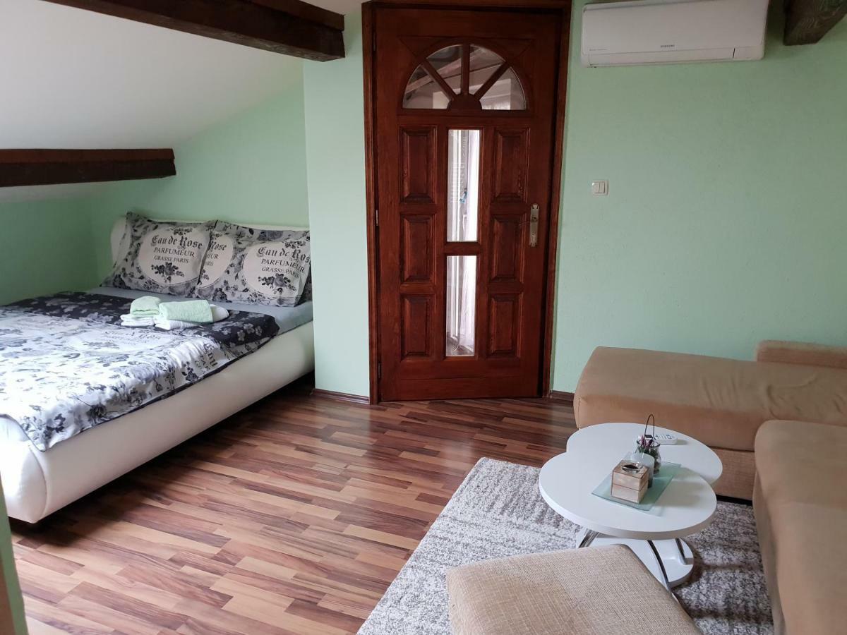 Apartman Viki Stinjan พูลา ภายนอก รูปภาพ